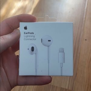 Apple earbuds with lightning connector